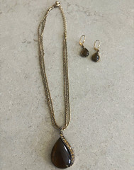 Kenneth Cole Signed Gold Tone Teardrop Pendant Necklace & Drop Earrings Set