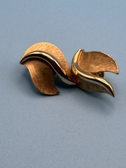 Vintage Crown TRIFARI Gold Tone Leaf Clip On Earrings – 1960s Mid Century Modern