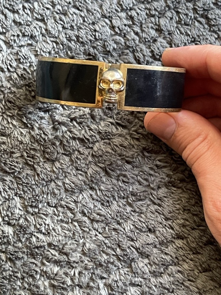 Alexander McQueen Cuff Bracelet With Skull Closure. Black And Gold