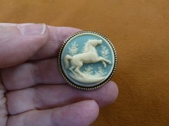 cs14-39) HORSE blue white CAMEO brass Pin Jewelry brooch PENDANT I love horses
