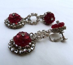 2 1/4″ VINTAGE SIGNED MIRIAM HASKELL CARVED RED GLASS RHINESTONES DROP EARRINGS