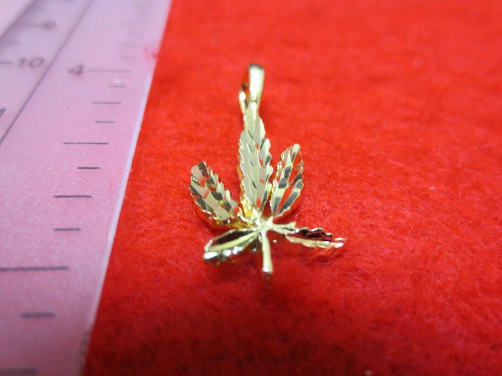 14 KT GOLD PLATED MARIJUANA POT LEAF HEMP CHARM PENDANT-2232