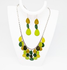 DESIGNER INSPIRED 17 in GREEN MULTI PEAR SHAPED ENAMEL DISC DANGLE JEWELRY SET