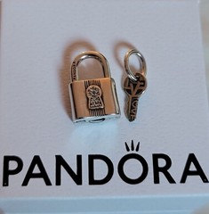 Authentic PANDORA 925 Ale Padlock & Key Dangle Charm Pendant 790088C01 w/ Box