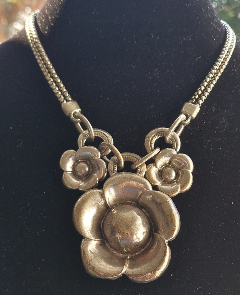🌸 Vintage Silver-Tone Triple Flower Necklace – Statement Pendant Cottagecore