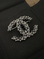 CHANEL FALL-WINTER 2019 19B Metal, Glass Pearls & Strass Brooch AB2205 Y47823