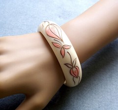Vintage bangle bracelet carved resin Art Deco style 1980s