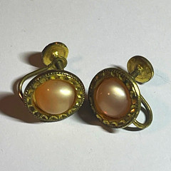 Gold Tone Oval Cream Simulated Imitation Pearl Stud Earrings Screw Back Pair