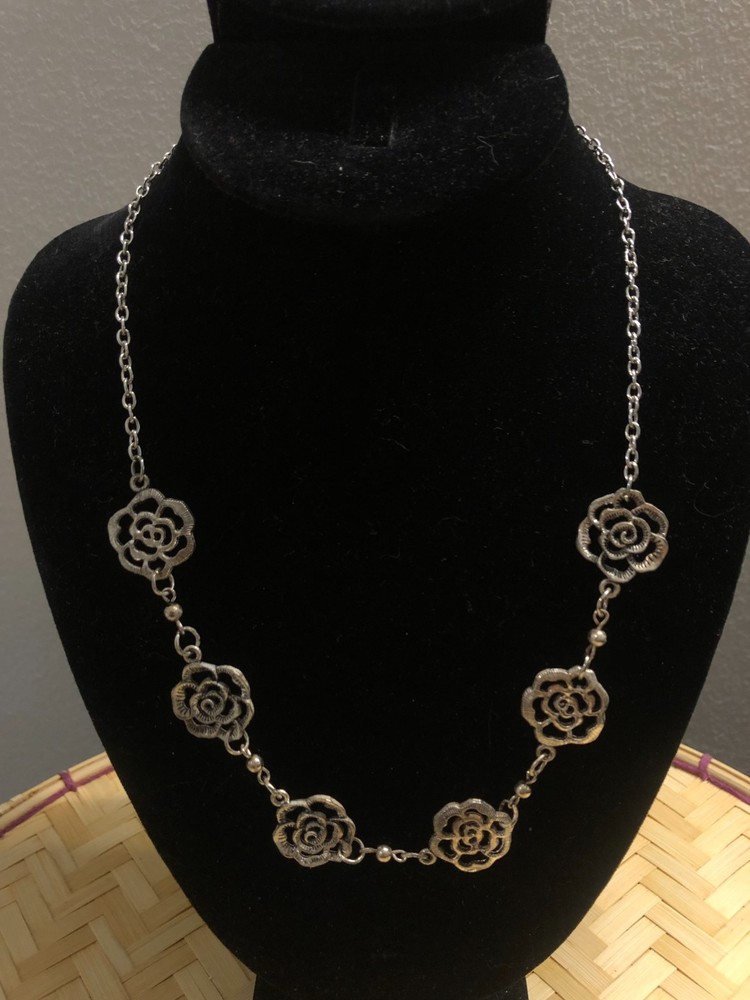 Silver Tone Lasercut Rosebud Rose Link Necklace Box Chain 18″ w/ 2.5″ Extender