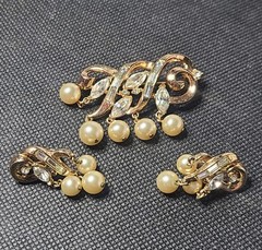 Vintage Signed Trifari Rhinestone Pearl Gold Tone Brooch And Clip Earrin G2U
