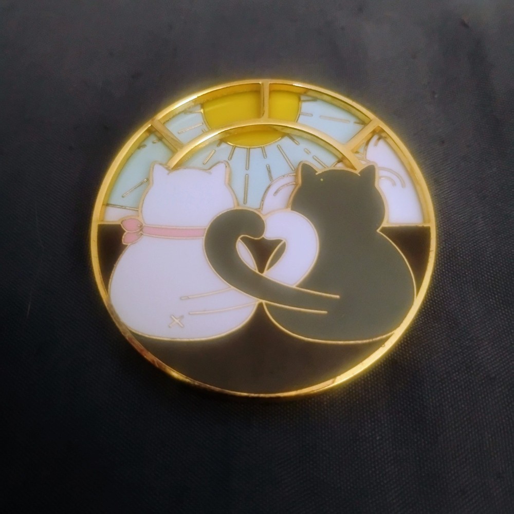 Spinner Anime Cat Enamel Pin – Rotatable Cute Couple Cats Alloy Metal Brooch Lap