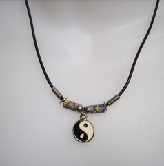 18″ Choker Necklace Enameled Yin-Yang Charm & Enamel Cylinder Beads 90s Y2K VTG