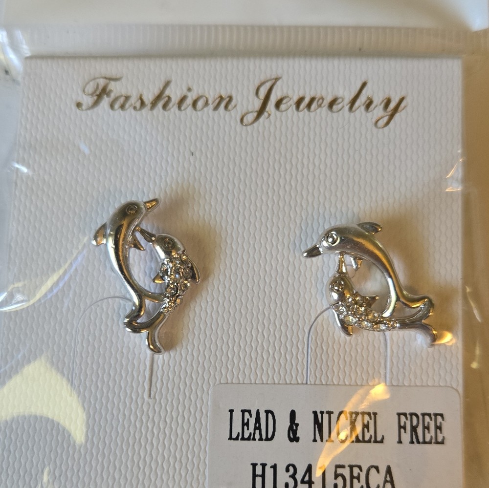 Earrings Dolphin Stud Silver Tone Nickel-Free FUN Marine Design 1 Pair New