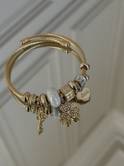 LuxeTreasures Vintage style white and Gold clover cuff Charm Bracelet women