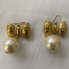 Givenchy Gold Tone Bow Dangle Earrings Round Ivory Pearl Drop French Wire
