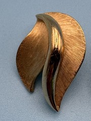Vintage Crown TRIFARI Gold Tone Leaf Clip On Earrings – 1960s Mid Century Modern