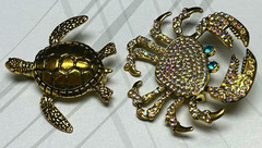 2pc Gold-Tone Sea Life Brooch Pins Turtle & Rhinestone Crab w/ Clear Crystal