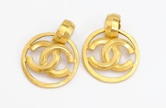 CHANEL Turnlock Turn lock Round Dangle Earrings Gold Tone 96P Auth w/Box p1127-1