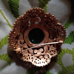 Round Gold Tone Metal Brooch Pin Green Round Cabochon w/ Faux Pearl Accents