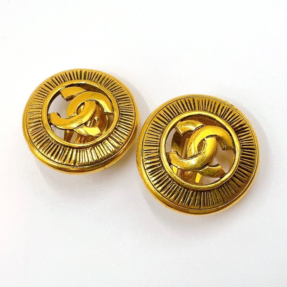 CHANEL CC Logo Coco Mark Vintage Earrings Gold-tone Matelasse Clip-On Auth JAPAN