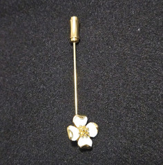 Vintage Crown Trifari Signed Gold Tone White Enamel Flower Lapel/Tie/Hat Pin