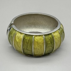 Bracelet Green Resin Wide Bangle Silver Tone Snap Hinged Womens Jewelry 7 Inch