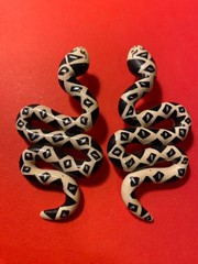 Dramatic large Amato graphic black-and-white King snake stud earrings