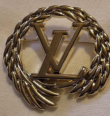 Louis Vuitton Gold Tone LV Monogram Wreath Brooch Ladies Fashion Pin 1.5″