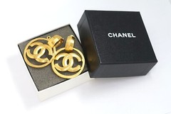 CHANEL Turnlock Turn lock Round Dangle Earrings Gold Tone 96P Auth w/Box p1127-1