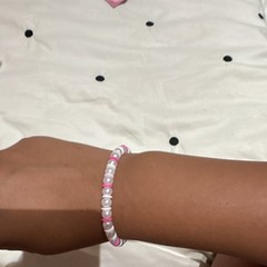 Pink & White Plastic Round Beaded Stretch Bracelet – No Closure