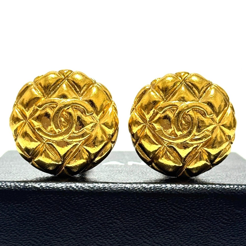 CHANEL 93A Round Earrings Coco Mark CC Logo Matelasse Gold Authentic JAPAN