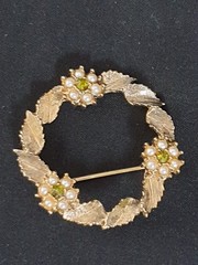 Vintage leaf wreath brooch 3.5cm dia gold-tone metal w/ faux pearls/green stones
