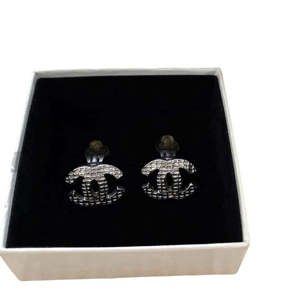 RARE Authentic CHANEL Vintage 00A Silver Quilted CC Clip-On Earrings – w/COA