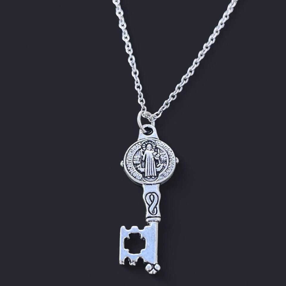 Vintage Gothic Silver Key Necklace – Antique Punk Skull necklace – grunge emo
