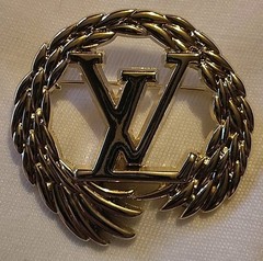 Louis Vuitton Gold Tone LV Monogram Wreath Brooch Ladies Fashion Pin 1.5″