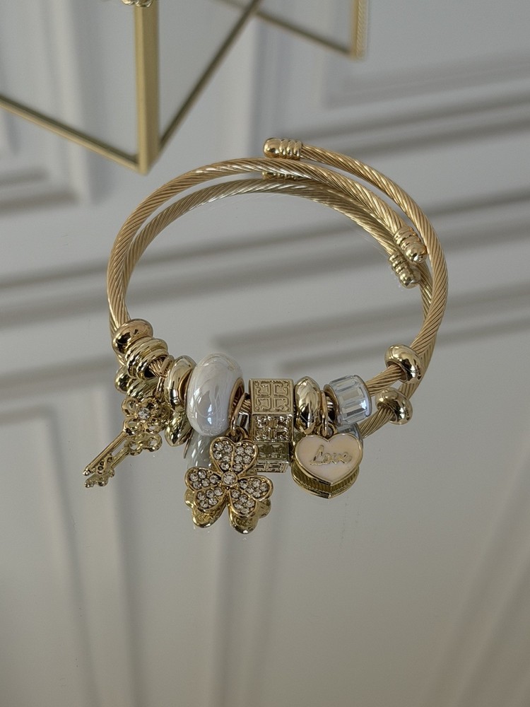 LuxeTreasures Vintage style white and Gold clover cuff Charm Bracelet women