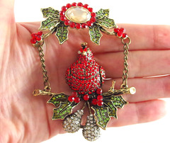 3.5″ NWOT UNSIGNED HEIDI DAUS STYLE PARTRIDGE IN A PEAR TREE CHRISTMAS BROOCH