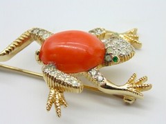 RARE Vintage Signed NETTIE ROSENSTEIN ~ Coral Glass & Rhinestone FROG BROOCH PIN