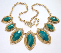 STUNNING GOLD TONE GREEN TURQUOISE COLOR FACETED LUCITE FLORAL NECKLACE
