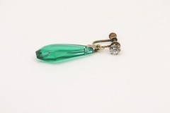 SINGLE Vintage unsigned Miriam Haskell Earring Gripoix Green Glass Screwback