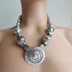Erica Lyons Silver Tone Bead Necklace Hammered Pendant Statement 18”