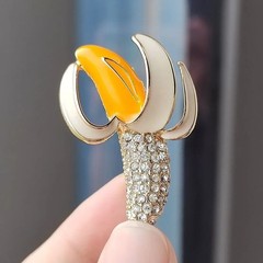 Fashion Rhinestone Banana Brooch Pin Badge Fruit Pin Women Corsage Jewelry Gift