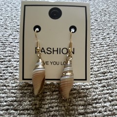 Gold Tone Natural Beige Shell Dangle/Drop Hook Earrings Beach Sea Life Theme