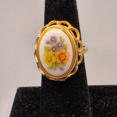 Avon Locket Ring Gold Tone Oval Floral Hinged Cocktail Size 7, Metal No Stone