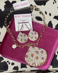 BETSEY JOHNSON Shell Yeah Flower Print Shell SET Pendant Gold Chain Earrings NEW