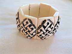 Resin black and ivory Asian or rope design stretch bracelet in excellent conditi