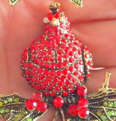 3.5″ NWOT UNSIGNED HEIDI DAUS STYLE PARTRIDGE IN A PEAR TREE CHRISTMAS BROOCH