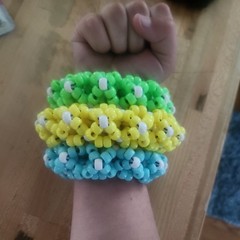 Rotating Kandi cuffs with elastic string