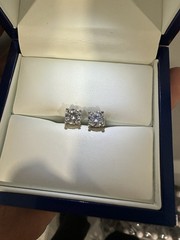 Mossinite stud earrings ￼1.0ct