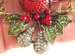 3.5″ NWOT UNSIGNED HEIDI DAUS STYLE PARTRIDGE IN A PEAR TREE CHRISTMAS BROOCH